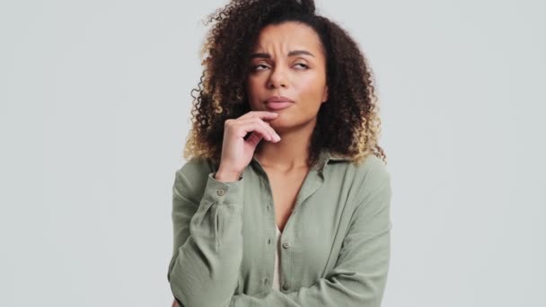 Une Femme Afro Américaine Confus Avec Des Boucles Afro Regarde — Video