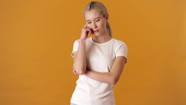 Een Vermoeide Blonde Aziatische Vrouw Een Shirt Met Blah Blah — Stockvideo