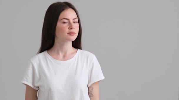 Una Mujer Sonriente Que Lleva Una Camiseta Básica Posa Ante — Vídeos de Stock