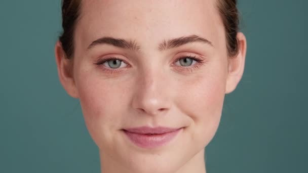 Egy Közeli Kép Egy Boldog Nőről Amint Elszigetelten Áll Szürke — Stock videók