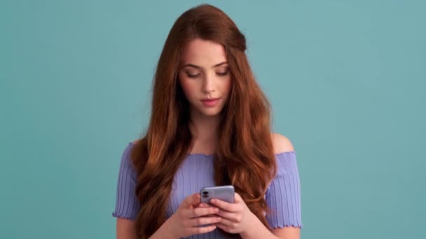 Uma Mulher Surpresa Está Fazendo Gesto Vencedor Usar Seu Smartphone — Vídeo de Stock