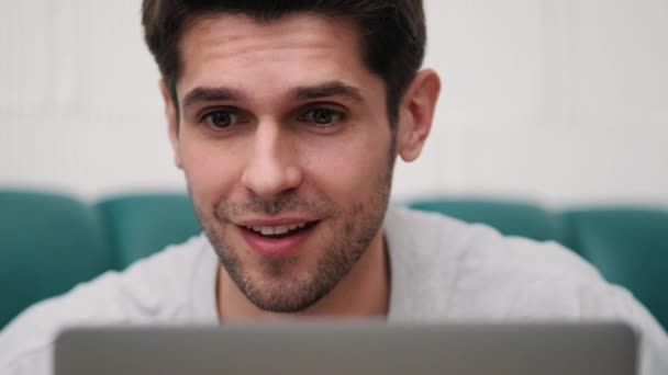 Eine Nahaufnahme Des Positiv Überraschten Mannes Der Seinen Kopf Mit — Stockvideo