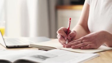 Yakın planda çekilmiş bir kadın manzarası dairelerin içinde bir şeyler yazıyor.