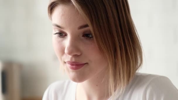 Close View Focused Woman Using Her Laptop Computer Sitting Apartments — Stock Video