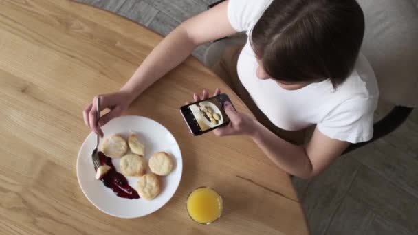 Вид Зверху Жінку Фотографує Їжу Сирників Використовуючи Свій Смартфон Всередині — стокове відео