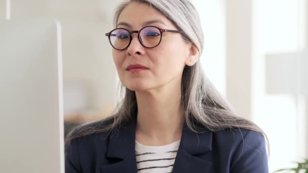 Een Zelfverzekerde Aziatische Vrouw Met Grijs Haar Een Bril Die — Stockvideo