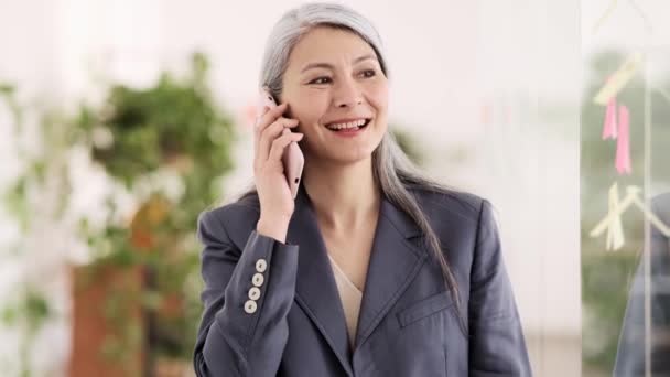 Une Femme Asiatique Positive Costume Aux Cheveux Gris Prenant Appel — Video
