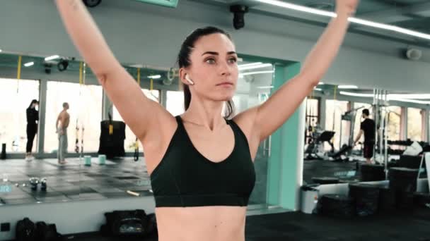 Vacker Idrottskvinna Gör Övningar Ett Gym — Stockvideo