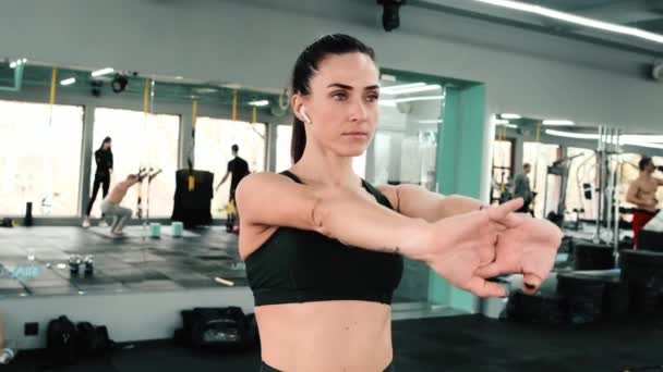 Uma Bela Esportista Está Fazendo Exercícios Aquecimento Ginásio — Vídeo de Stock