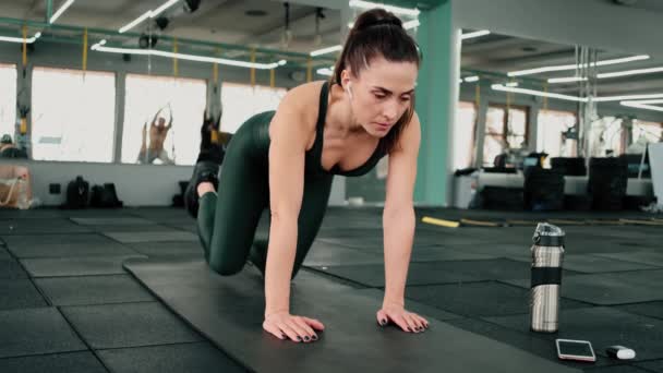 Odaklanmış Bir Sporcu Kadın Spor Salonundaki Yoga Minderinde Egzersiz Yapıyor — Stok video
