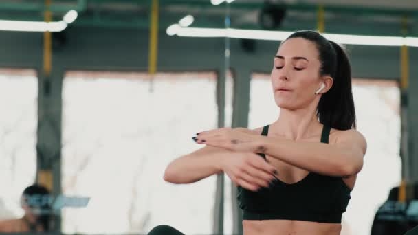 Idrottskvinna Gör Stretchövningar Yogamattan Ett Gym — Stockvideo