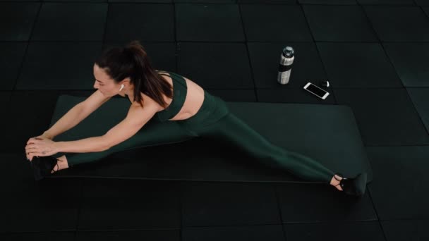 Een Mooie Sportvrouw Aan Het Stretchen Yogamat Een Sportschool — Stockvideo