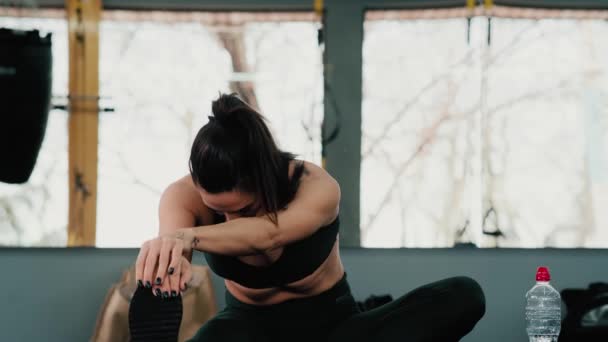 Μια Όμορφη Δυνατή Αθλήτρια Κάνει Ασκήσεις Τεντώματος Καθισμένη Στο Στρώμα — Αρχείο Βίντεο