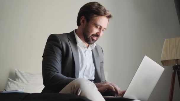 Vista Lateral Del Hombre Positivo Traje Oficina Escribiendo Algo Portátil — Vídeo de stock