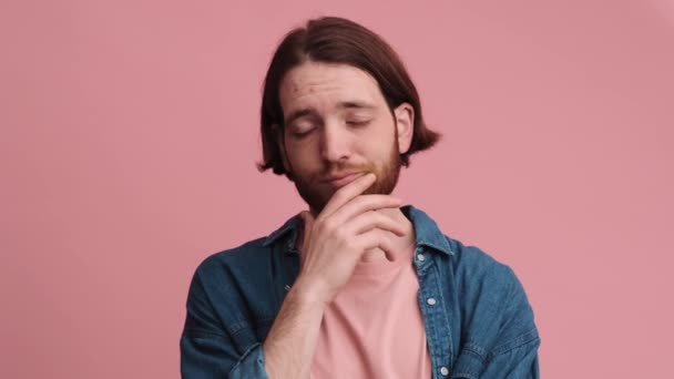 Hombre Aburrido Está Bostezando Mirando Cámara Aislada Sobre Fondo Color — Vídeos de Stock