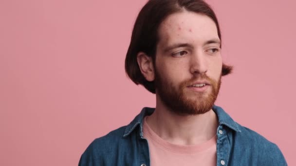 Een Tevreden Man Doet Geheime Gebaar Naar Camera Geïsoleerd Roze — Stockvideo
