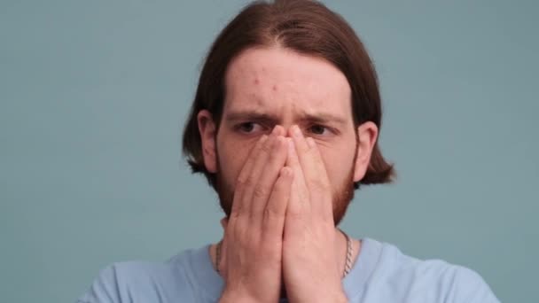 Ein Schläfriger Mann Steht Isoliert Auf Blauem Hintergrund — Stockvideo