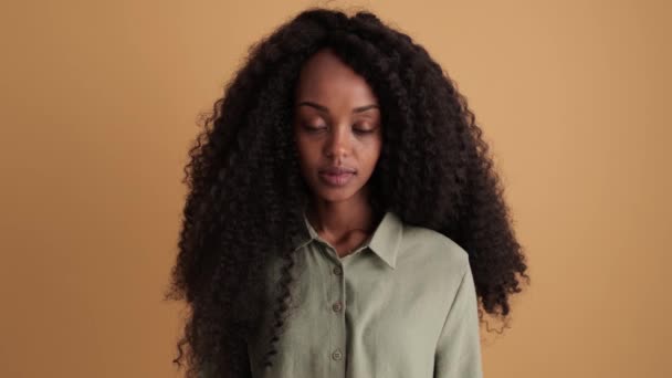Leende Ung Afrikansk Kvinna Skjorta Stående Orange Studio — Stockvideo