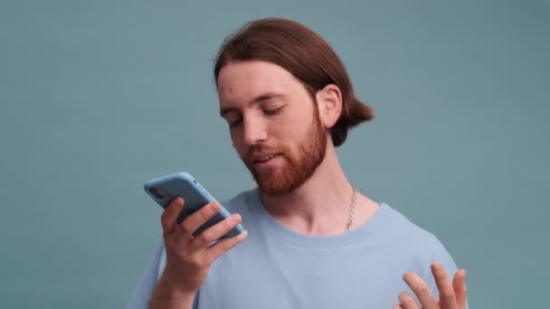 Homem Atraente Está Gravando Uma Mensagem Voz Isolado Fundo Cor — Vídeo de Stock