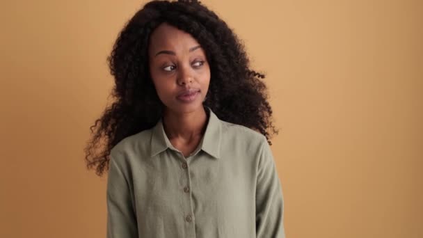 Een Gelukkige Jonge Afrikaanse Vrouw Overhemd Die Naar Zijkant Kijkt — Stockvideo