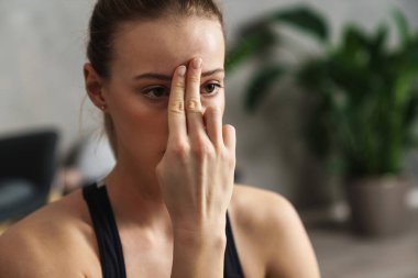 Yojik solunum tekniği uygulayan çekici genç bir kadın.