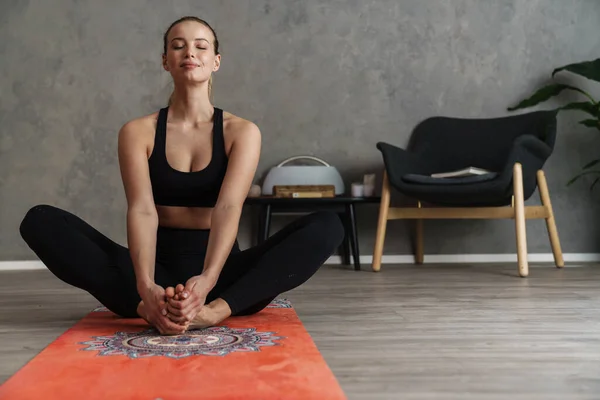Attraktiv Ung Frisk Kvinna Som Utövar Yoga Matta Studion Yogaposition — Stockfoto