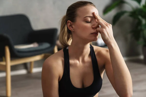 Aantrekkelijke Jonge Vrouw Oefenen Yoga Ademhalingstechniek Studio Close — Stockfoto