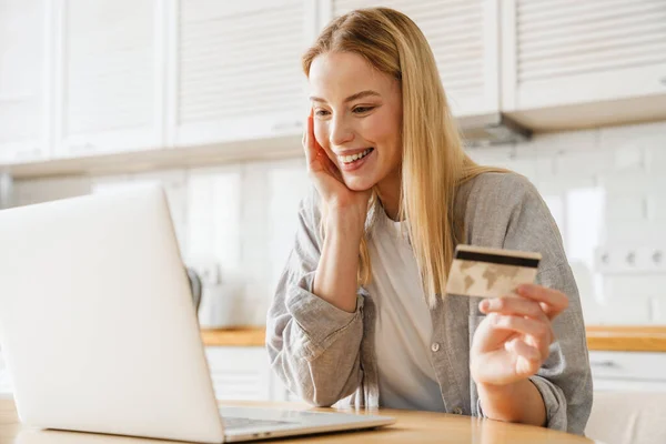 Fröhliches Blondes Mädchen Mit Laptop Und Kreditkarte Während Hause Der — Stockfoto