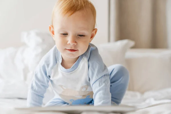 집에서 침대에서 놀면서 태블릿 컴퓨터를 금발의 — 스톡 사진