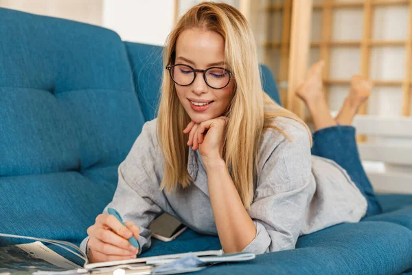 Glückliche Studentin Mit Brille Macht Hausaufgaben Während Sie Hause Auf — Stockfoto