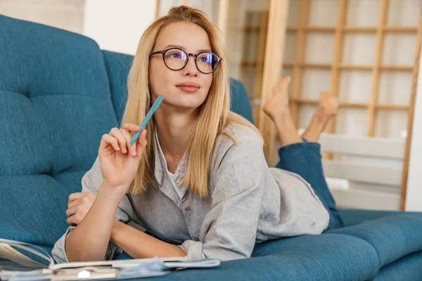 Denkendes Studentenmädchen Mit Brille Macht Hausaufgaben Während Hause Auf Der — Stockfoto