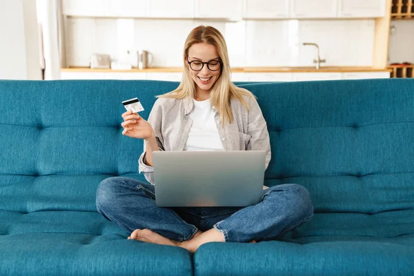 Lachen Aantrekkelijke Jonge Vrouw Online Winkelen Laptop Computer Creditcard Terwijl — Stockfoto