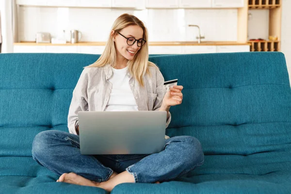 Lachen Aantrekkelijke Jonge Vrouw Online Winkelen Laptop Computer Creditcard Terwijl — Stockfoto