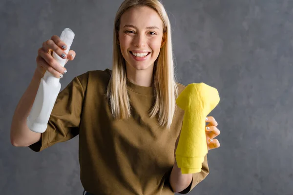 Mujer Europea Sonriente Posando Con Spray Limpiador Trapo Aislado Sobre — Foto de Stock