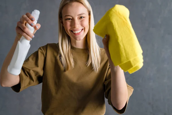 Mulher Europeia Sorridente Posando Com Spray Limpeza Pano Isolado Sobre — Fotografia de Stock