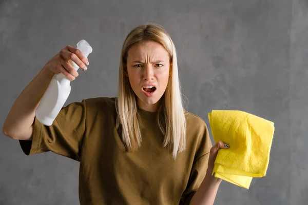 Mulher Europeia Descontente Posando Com Spray Limpeza Pano Isolado Sobre — Fotografia de Stock