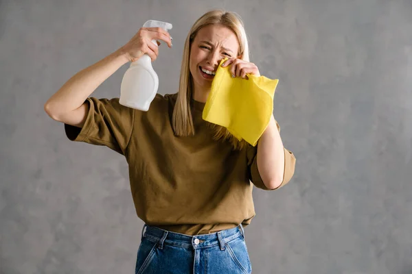 Mulher Infeliz Chorando Enquanto Posando Com Spray Limpeza Pano Isolado — Fotografia de Stock