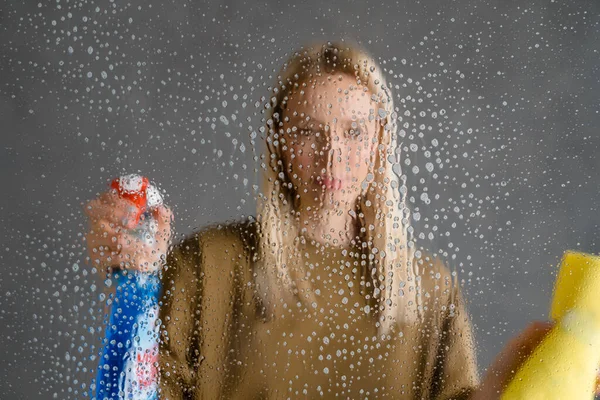 Mulher Loira Meia Idade Empregada Segurando Garrafa Detergente Pano Pulverizando — Fotografia de Stock