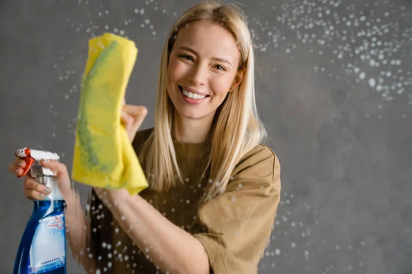 Mulher Loira Feliz Empregada Segurando Garrafa Detergente Pano Pulverização Limpeza — Fotografia de Stock