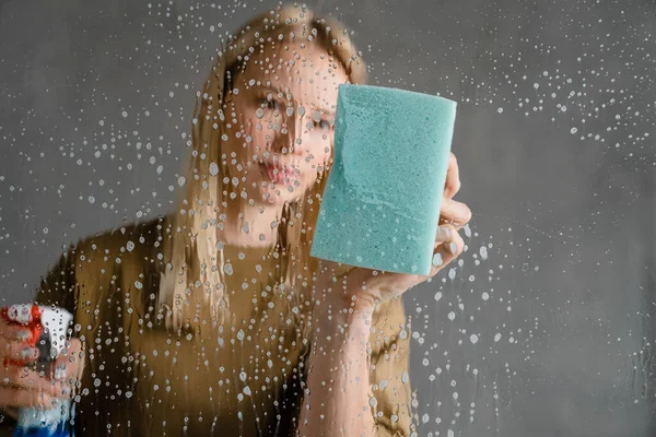 Mulher Europeia Loira Lavando Vidro Com Produto Limpeza Esponja Isolada — Fotografia de Stock