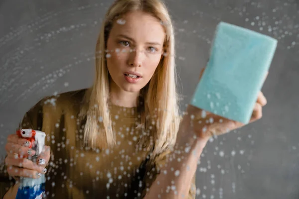 Blond Europeisk Kvinna Tvätta Glas Med Rengöringsmedel Och Svamp Isolerad — Stockfoto
