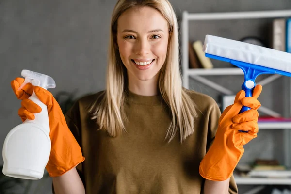 Mujer Europea Feliz Posando Con Rayas Aerosol Limpieza Casa — Foto de Stock