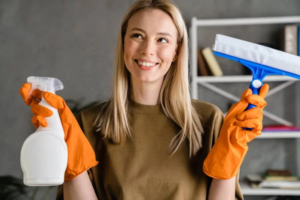 Glad Europeisk Kvinna Poserar Med Strimma Och Rengöringsspray Hemma — Stockfoto