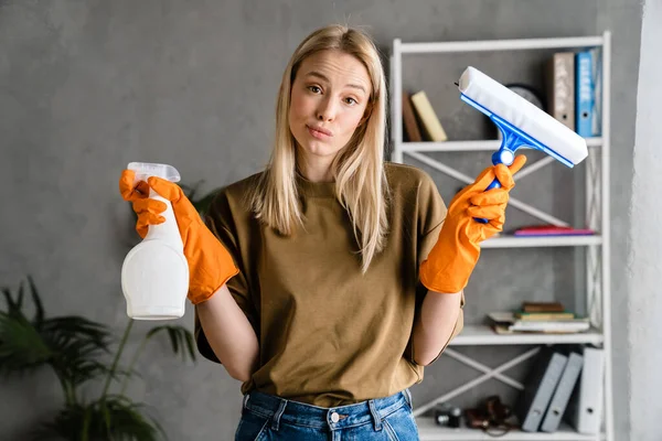 Mujer Europea Confusa Posando Con Rayas Aerosol Limpieza Casa — Foto de Stock