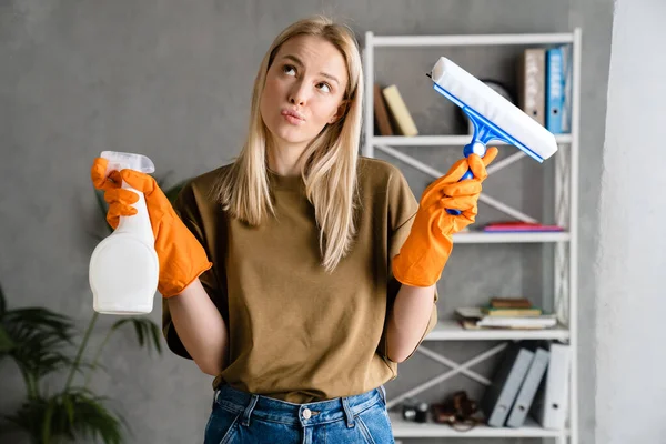 Pensando Mujer Europea Posando Con Rayas Aerosol Limpieza Casa — Foto de Stock