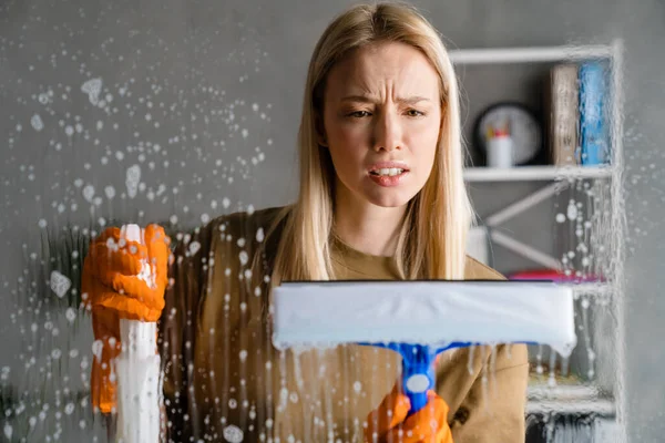 Mulher Descontente Lavar Vidro Com Raia Spray Limpeza Casa — Fotografia de Stock