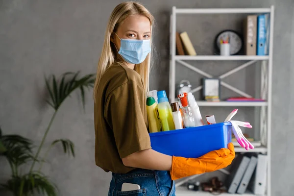 Mulher Europeia Loira Máscara Facial Posando Com Produto Limpeza Casa — Fotografia de Stock