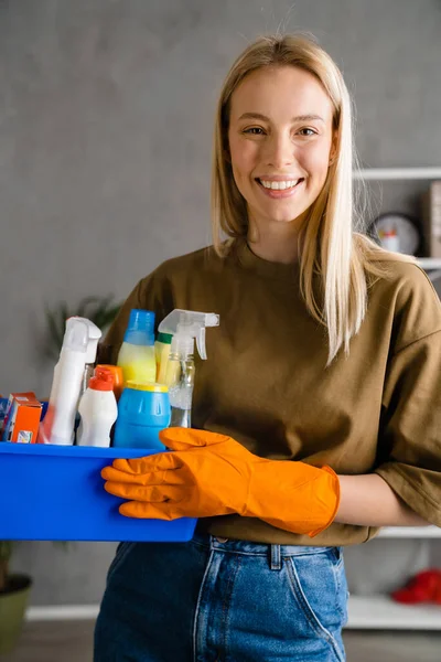 Mujer Europea Feliz Guantes Posando Con Producto Limpieza Casa — Foto de Stock