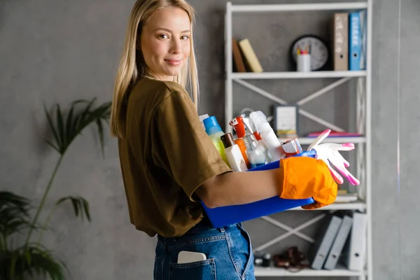 Glad Europeisk Kvinna Handskar Poserar Med Rengöringsmedel Hemma — Stockfoto