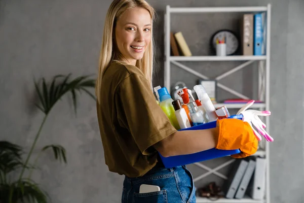 Ευτυχισμένη Ευρωπαία Γυναίκα Γάντια Που Ποζάρει Προϊόντα Καθαρισμού Στο Σπίτι — Φωτογραφία Αρχείου